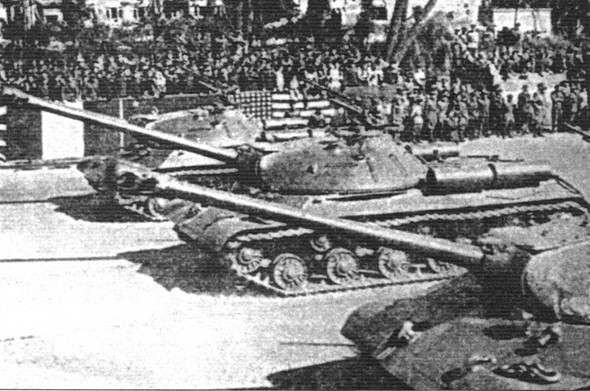 IS-3-Panzer des 71. Garde-Schwerpanzerregiments bei einer gemeinsamen Militärparade in Berlin zu Ehren des Sieges. September 1945